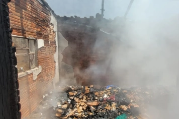 Incêndio em residência é controlado pela Defesa Civil em Taquarituba