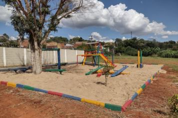 Playground de área pública no bairro Pasquale Sangiácomo passa por reforma e limpeza