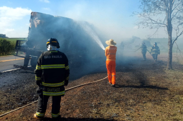 Carreta com bobinas de papel pega fogo e interdita rodovia em Taquarituba