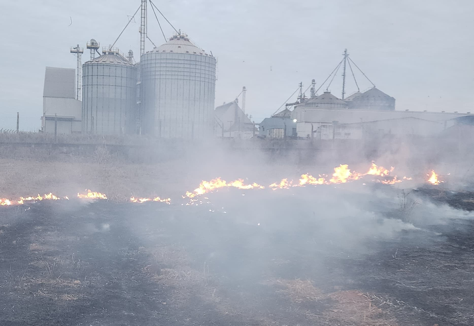 Defesa Civil combate incêndio de grandes proporções em vegetação no Distrito Industrial de Taquarituba
