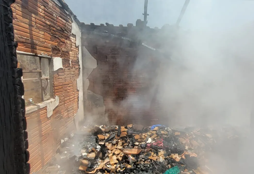 Incêndio em residência é controlado pela Defesa Civil em Taquarituba