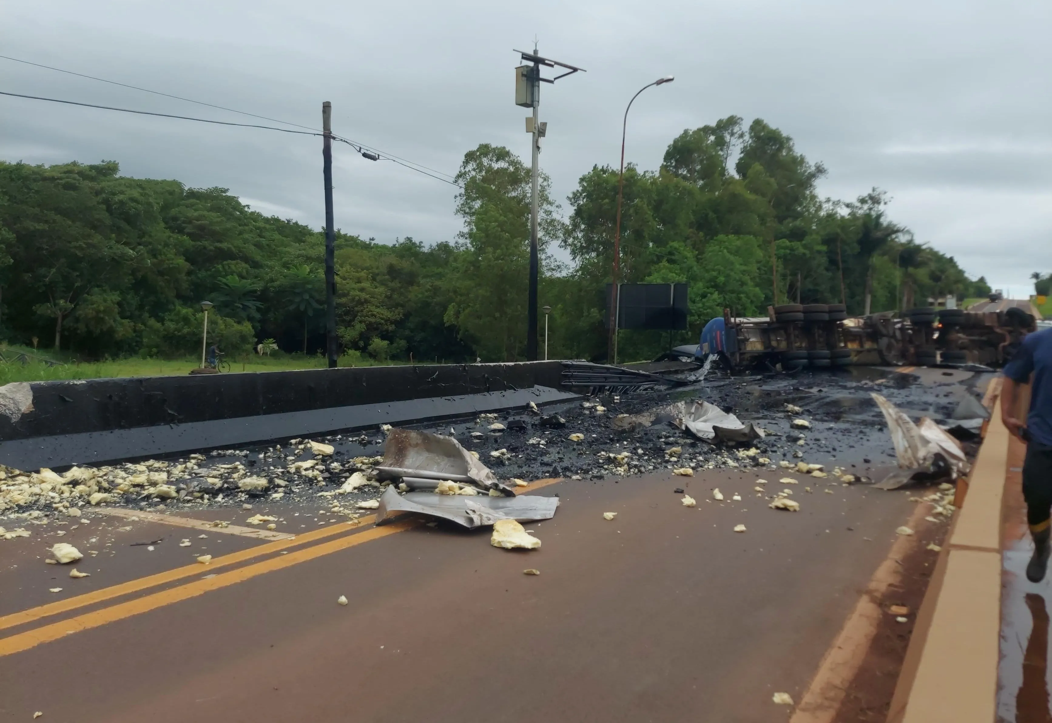 Acidente na SP-255: Carreta Tomba e Interdita Totalmente a Rodovia em Taquarituba