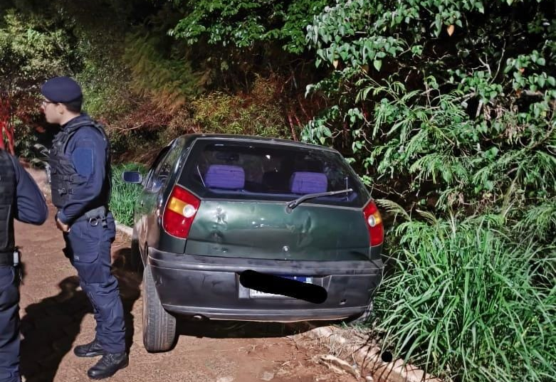 Motorista embriagado perde controle do veículo e cai em ribeirão em Taquarituba
