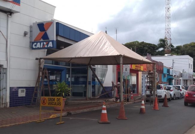 Prefeitura instala tendas em frente a agência da Caixa Econômica Federal