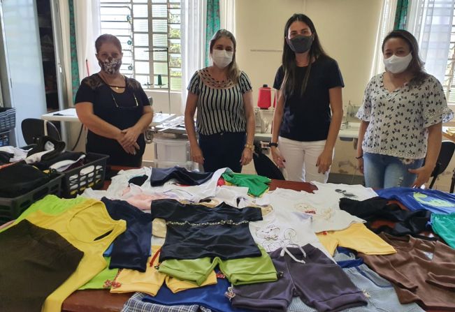 Abrigo Municipal recebe o repasse de roupas confeccionadas pelas costureiras do Geração de Renda